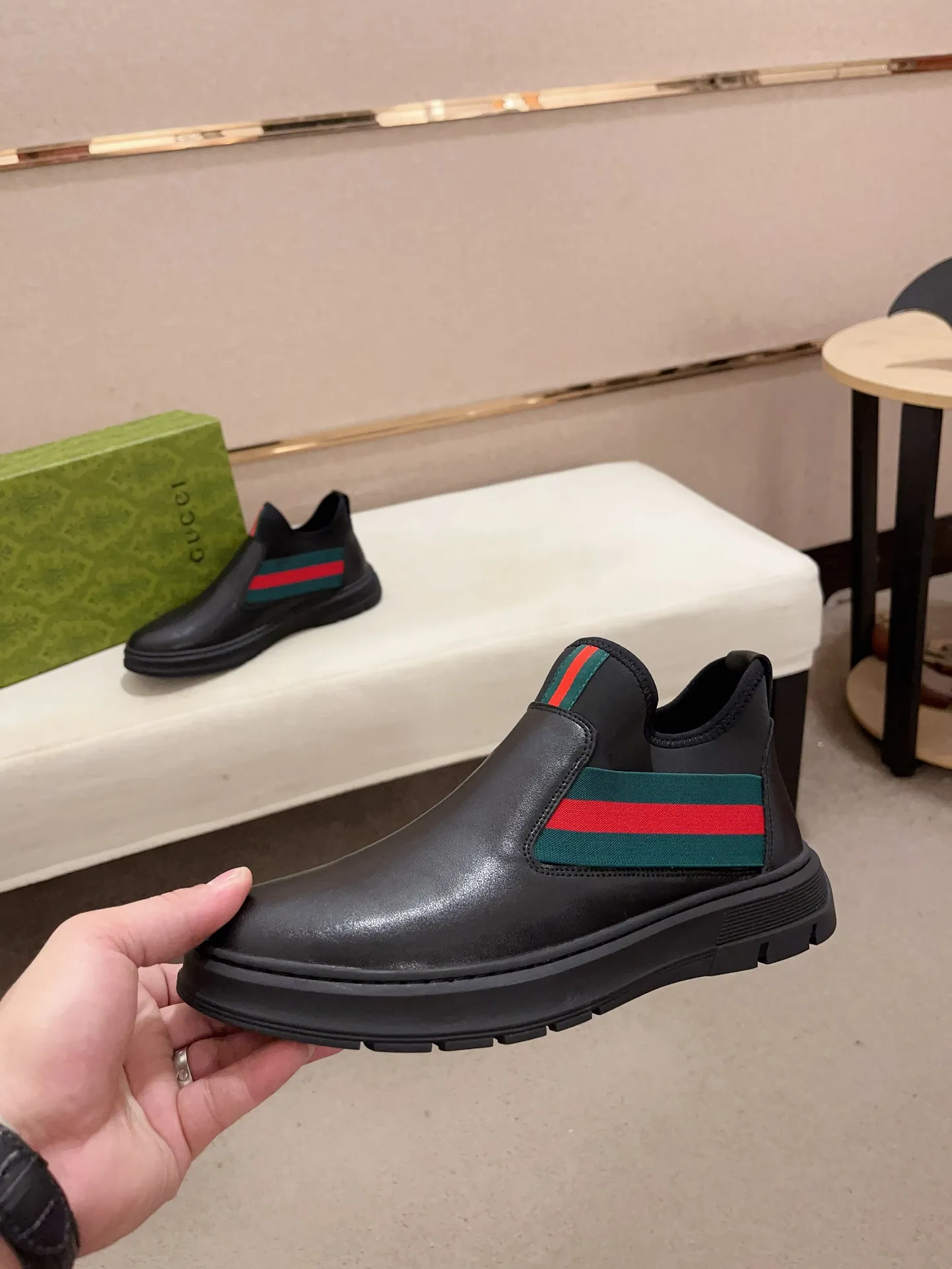 Factory price 480💰 (sheepskin lining * velvet lining optional! Can be made without label) High-quality new GUCCI (Gucci) counters will be launched simultaneously. The new men's shoes and 😘fabric are made of high-tech glue-spraying technology. Lining: sheepskin lining* velvet lining. 👍🏿 High-end ☄️ air-cushion molded anti-slip rubber outsole, exquisite lines, simple and elegant, comfortable and high-end for leisure travel. Code number: 38 to 44 (45 can be customized and cannot be returned or exchanged)
